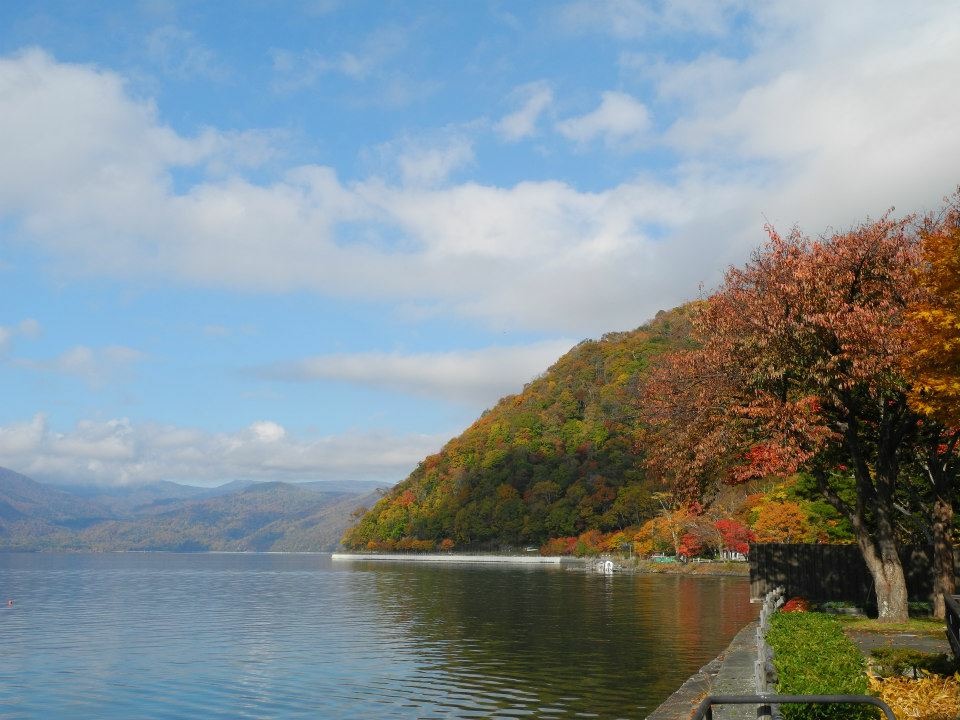 Hồ Shikotsuko vào mùa thu