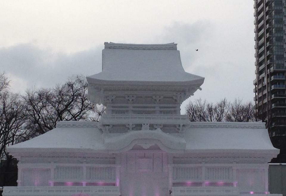 Ngôi đền được khắc bằng tuyết
