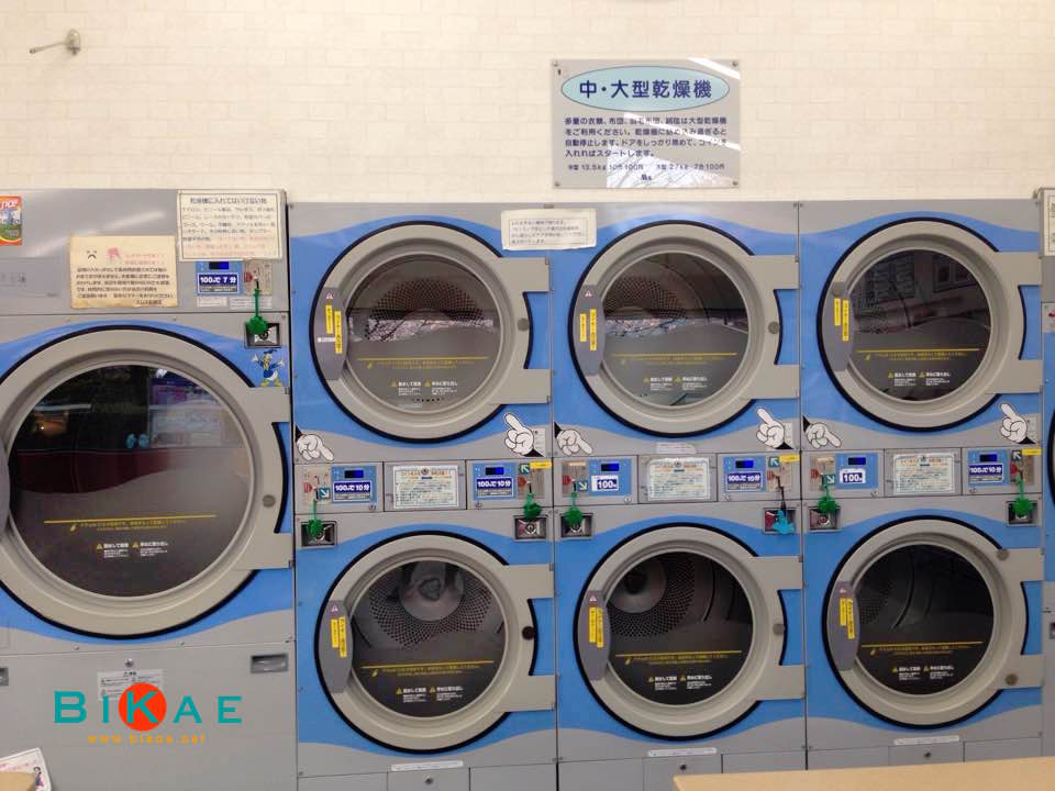 Máy giặt chú thích là xà phòng và nước xả vải được cho vào tự động