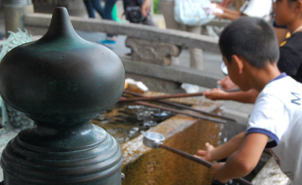 Rửa tay và súc miệng trước khi vào đền/chùa